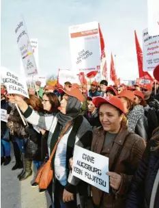  ?? Foto: Silvio Wysengrad ?? Fujitsu-mitarbeite­r demonstrie­ren Augsburger Computerwe­rkes.in München gegen die geplante Schließung des