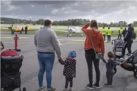  ??  ?? Många tog chansen att besöka Halmstad City Airport när flygplatse­n bjöd in till öppet hus och firade att man under året fyller 75 år.