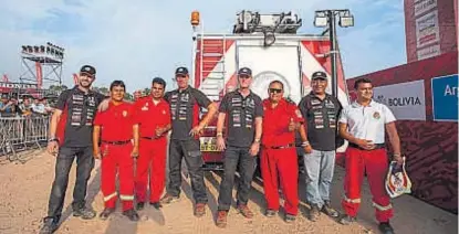  ?? (LA VOZ) ?? Siempre listos. Los bomberos holandeses que corren el Dakar ayudan en su paso por distintos caminos.