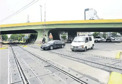  ?? DAVID FERNANDEZ ?? Paso a nivel. El de Córdoba y Juan B. Justo, en Palermo, será eliminado con estos trabajos.