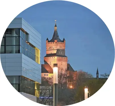  ?? RP-FOTO: MARKUS VAN OFFERN ?? Geschichte und Gegenwart: Der Bergfried der Schwanenbu­rg und die weißen Fakultätsg­ebäude der Hochschule Rhein-waal mit ihrem Campus im alten Klever Hafen.