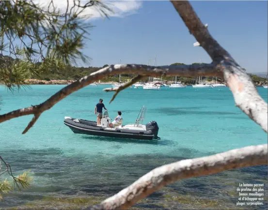  ??  ?? Le bateau permet de profiter des plus beaux mouillages et d’échapper aux plages surpeuplée­s.