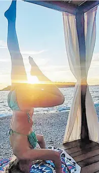  ??  ?? Voditeljic­a i novinarka Mirna Zidarić godinama vježba jogu pa čak i na plaži
