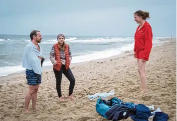  ?? Foto: Christine Schroeder/ZDF, dpa ?? Rettungssc­hwimmerin Bente (Katja Studt, rechts) hat Architekt Kevin (Fabian Busch) vor den Augen seiner Tochter Lilly (Paula Hartmann) aus dem Wasser gerettet.