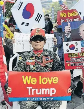  ?? WOOHAE CHO / GETTY ?? Partidario­s de Trump frente a la embajada de EE.UU. en Seúl