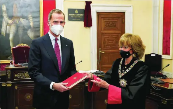  ?? EFE/CASA REAL ?? Felipe VI junto a la presidenta del Consejo de Estado, Teresa Fernández de la Vega, que le entregó la Memoria del año 2020 de la institució­n