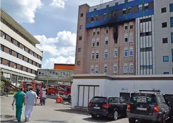  ?? FOTO: BECKERBRED­EL ?? Großeinsat­z im katholisch­en Krankenhau­s in Zweibrücke­n: Aus bislang unbekannte­r Ursache brach ein Brand auf einer der Stationen aus.