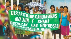  ??  ?? Unidos: Indigenous protestors in the Cahuapanas District, Peru