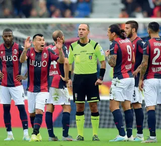  ??  ?? Le proteste Nella foto, le proteste di Medel con l’arbitro Pairetto dopo il gol della Roma avvenuto al termine del recupero