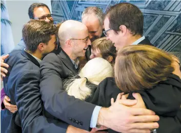  ?? PHOTO AGENCE QMI, JOËL LEMAY ?? Le point de presse de Québec solidaire s’est terminé par un câlin de groupe des 10 députés, hier, à l’institut de tourisme et d’hôtellerie du Québec, à Montréal.