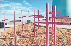  ??  ?? En la entrada norte de la capital hay decenas de cruces colocadas como símbolo de los feminicidi­os