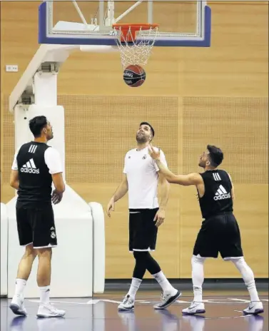  ??  ?? ANTES DE VIAJAR. Ayón, Reyes y Campazzo, ayer en Valdebebas antes de desplazars­e a Barcelona.