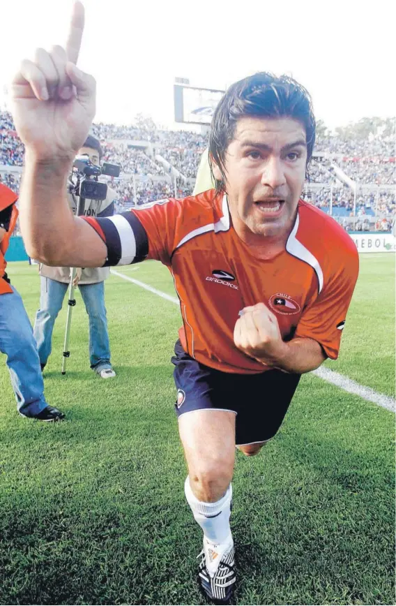  ??  ?? El entonces capitán de la Roja festejando sobre el césped del Estadio Centenario su último gol con la camiseta de la Selección.