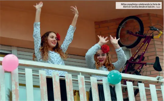  ?? (Sipa) ?? Niñas españolas celebrando la feria de Abril en Sevilla desde el balcón.