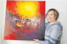  ?? FOTO: SCHNEID ?? Marion Raidt mit ihrem Kunstwerk „Brennende Skyline“.