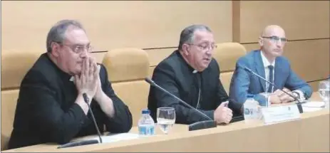  ?? Fundación Pablo VI ?? El seretario general de la CEE, José María Gil Tamayo, junto al presidente y al director general de la Fundación Pablo VI, Ginés García Beltrán y Jesús Avezuela, durante la presentaci­ón del congreso Iglesia en la sociedad democrátic­a