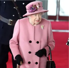  ?? GeoFF cADDIcK ?? En esta foto tomada el 14 de octubre de 2021 se ve a la reina Isabel II utilizando un bastón para caminar durante un evento en Gales. La reina no usaba un bastón desde el 2004.