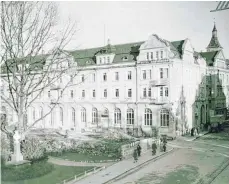  ?? FOTO: BÜHLER, JASMIN ?? Der Umbau des „ Kaiserhofs“zu einem Hotel mit „ Vier- Sterne- Plus- Standard“hat begonnen. Schon erinnert vieles an längst vergangene Zeiten, als der „ Kaiserhof“das erste Haus am Platze war.