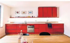  ?? ?? Die Küche bekennt Farbe mit ihren knallroten Stahlfront­en.