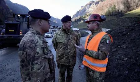  ??  ?? L’esercito Il comandante delle Forze Operative Nord, generale Amedeo Sperotto incontra i militari in Cadore