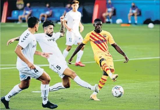  ?? ÀLEX GARCIA ?? Las cabalgadas de Ousmane Dembélé fueron constantes como extremo izquierdo en la primera parte contra el Nàstic