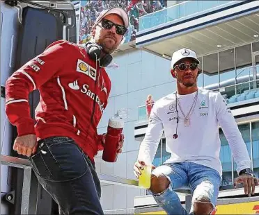  ??  ?? Abseits der Wagen entspannt: Sebastian Vettel (links) und Lewis Hamilton.