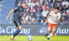  ??  ?? Buriram United forward Jakson Coelho, left, moves away from a Chiang Rai United player.