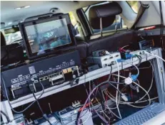  ?? © Mats Karlsson ?? Im Kofferraum des Fahrzeugs steckt viel Technik, um das automatisi­erte Fahren zu ermögliche­n.