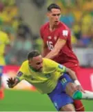  ?? ?? Neymar, delantero de la selección de Brasil, cae ante la marcación de Sasa Lukik.