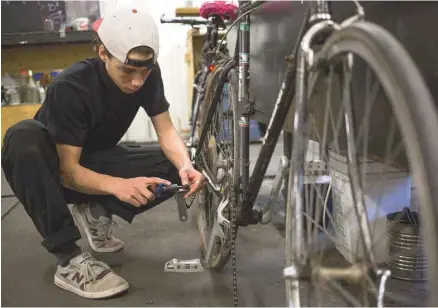  ?? PHOTOS PEDRO RUIZ LE DEVOIR ?? Unis par la volonté de rendre le vélo plus accessible, les ateliers et coopérativ­es de mécanique vélo fonctionne­nt grâce aux bénévoles.