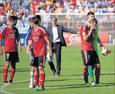  ??  ?? DESOLACIÓN. Pablo Alfaro tuvo que consolar a sus jugadores al final del encuentro.