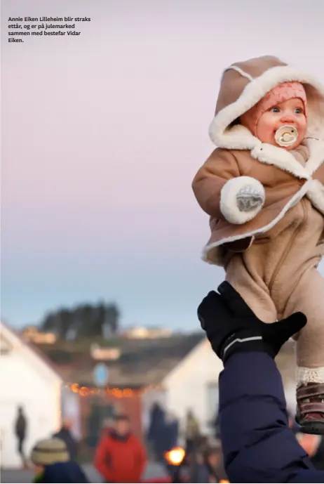  ?? ?? Annie Eiken Lilleheim blir straks ettår, og er på julemarked sammen med bestefar Vidar Eiken.