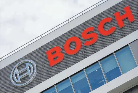  ?? FOTO: SEBASTIAN GOLLNOW/DPA ?? Gewerkscha­ft und Unternehme­nsleitung verhandeln über die Personalko­sten bei Bosch AS in Schwäbisch Gmünd.