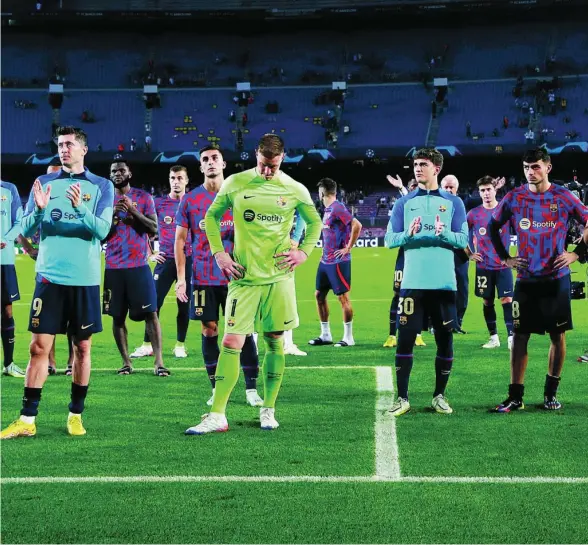  ?? AP ?? Los jugadores del Barça volvieron al césped tras perder 0-3 con el Bayern para dar las gracias a la grada de animación