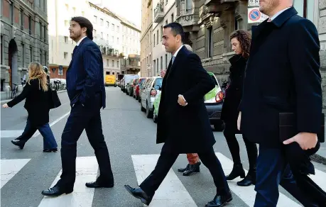  ??  ?? Sulle strisce Il capo politico del M5S Luigi Di Maio, 31 anni, ieri a Milano per l'incontro da Confcommer­cio, con il consiglier­e regionale Dario Violi, 32