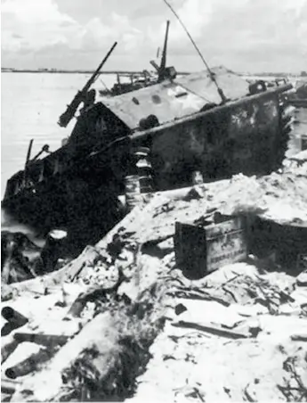  ??  ?? Amerikkala­iset merijalkav­äensotilaa­t makaavat liikkumatt­a suojassa japanilais­ten tulelta. Taistelu upottavan hiekan ja hyvin kaivautune­iden japanilais­ten läpi oli vaikea ja erittäin verinen tehtävä. Kuva: NARA