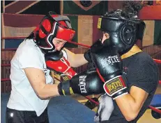  ?? ARCHIV-FOTOS: LAMMERTZ (2), SOUTHSIDE GYM ?? Seit anderthalb Jahren schlägt Derya Saki (rechts) ihre rechten Haken nur noch im Training statt in einem richtigen Kampf.