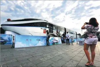  ?? WANG ZICHUANG / FOR CHINA DAILY ?? A visitor takes a photo of the monorail train built by BYD Co in Guilin, the Guangxi Zhuang Autonomous Region.