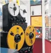  ??  ?? Detalhes. Loja no centro de São Paulo faz consertos e vende toca-discos antigos
