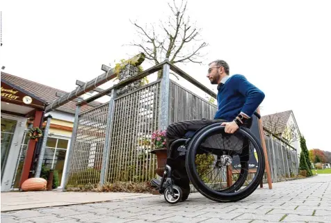  ?? Foto: Marcus Merk ?? Der Landgastho­f Demharter in Wörleschwa­ng ist für seine Barrierefr­eiheit ausgezeich­net worden. Jürgen Winkler ist dort regelmäßig zu Gast. Der 35 Jährige sitzt seit einem Badeunfall 2003 im Rollstuhl.