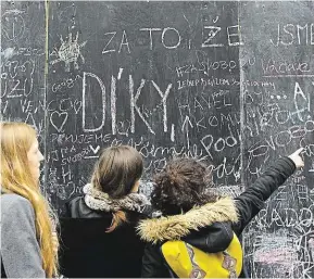  ?? Nazvali studenti happening na Národní třídě FOTO MAFRA – PETR TOPIČ ?? Díky, že můžem!