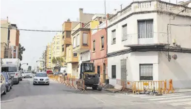  ?? MEDITERRÁN­EO ?? Foto de archivo de trabajos de asfaltado y pavimentac­ión en un tramo de una calle del barrio Valencia, en Burriana.