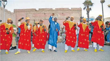  ??  ?? Die marokkanis­che Formation Gnawa Oulad Sidi wird, geführt von Maalem Hassan Boussou, einen musikalisc­hen Höhepunkt beim Kremser Musikfesti­val HerbstZeit­los bestreiten.