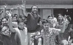  ?? PTI PHOTO ?? Super 30 founder Anand Kumar and his students celebrate the result of IITJEE in Patna