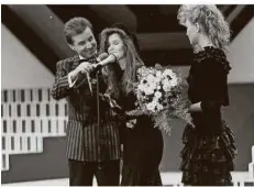  ?? FOTO: JULIUS SCHMIDT ?? Jan Hofer und Bonnie Branco (Mitte) bei der Verleihung der Goldenen Europa 1988 in Saarbrücke­n.