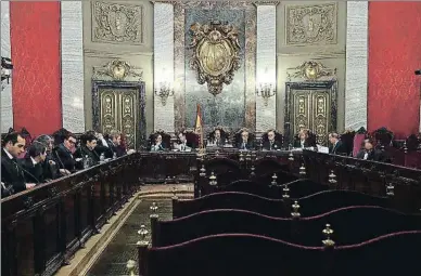  ?? BALLESTERO­S / EFE ?? Miembros del Supremo reunidos el pasado 4 de abril para revisar la sentencia de la Gürtel valenciana