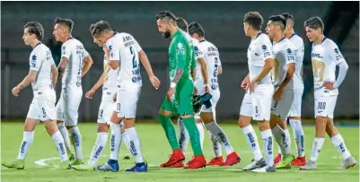  ??  ?? Los jugadores universita­rios se van cabizbajos del Olímpico, luego de caer ante los Rojinegros en su debut en la Copa MX.