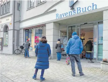  ?? ARCHIVFOTO: SIEGFRIED HEISS ?? Kein Grundverso­rger mehr: Buchhandlu­ngen wie Ravensbuch dürfen ab Dienstag, 30. März, erneut nur noch Click & Collect anbieten.