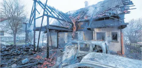  ?? FOTO: THOMAS WARNACK ?? Eine Ruine und zwei ausgebrann­te Autos bleiben nach dem Brand übrig. Der Sachschade­n wird auf 400 000 Euro geschätzt.