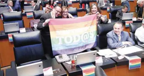  ?? | CUARTOSCUR­O ?? La senadora Xóchitl Gálvez celebró con una bandera de la comunidad LGBT+.